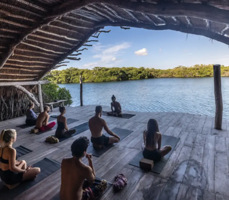 Méditation sous un pavillon de bois, face à la lagune