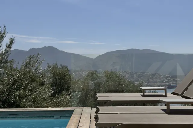 The heated pool facing the mountains